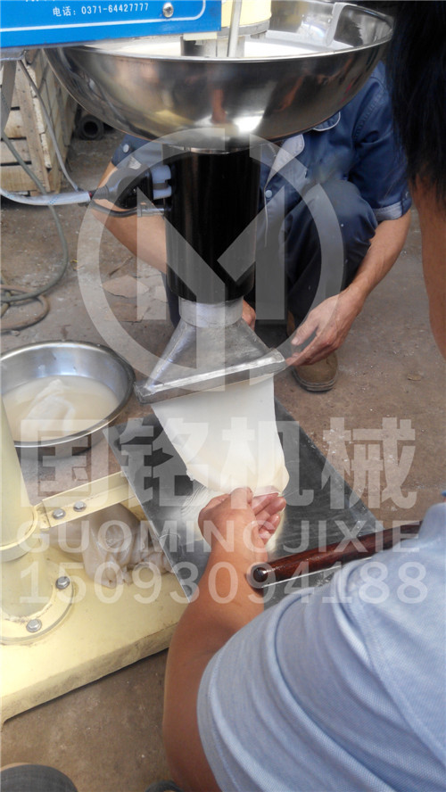 2015.11.25傳統(tǒng)的手工制作涼皮與涼皮機制造涼皮的差別
